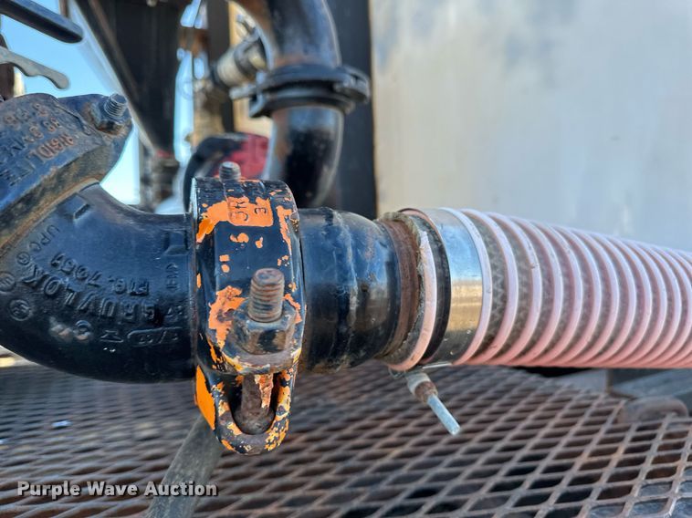 image for item DV0613 2007 Freightliner  Cascadia flatbed truck with mud mixing system