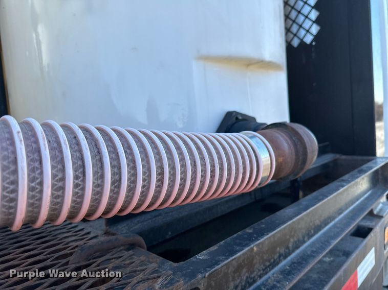 image for item DV0613 2007 Freightliner  Cascadia flatbed truck with mud mixing system