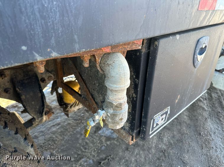 image for item DV0613 2007 Freightliner  Cascadia flatbed truck with mud mixing system