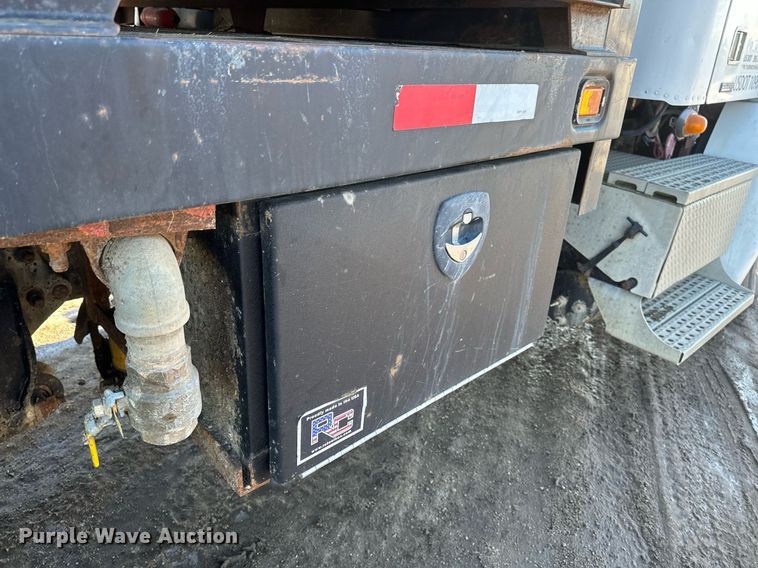 image for item DV0613 2007 Freightliner  Cascadia flatbed truck with mud mixing system