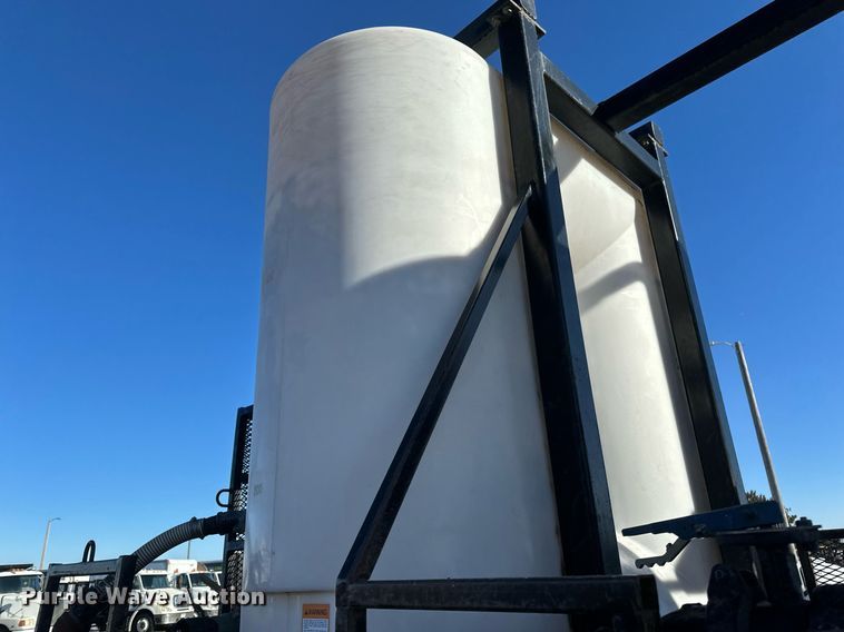 image for item DV0613 2007 Freightliner  Cascadia flatbed truck with mud mixing system