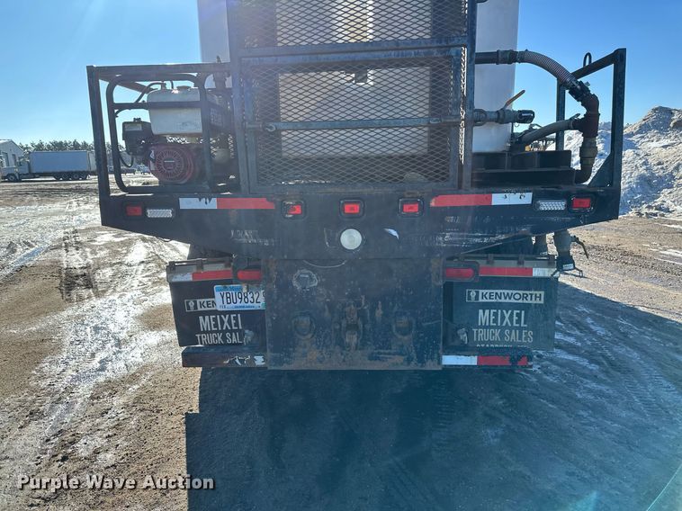 image for item DV0613 2007 Freightliner  Cascadia flatbed truck with mud mixing system