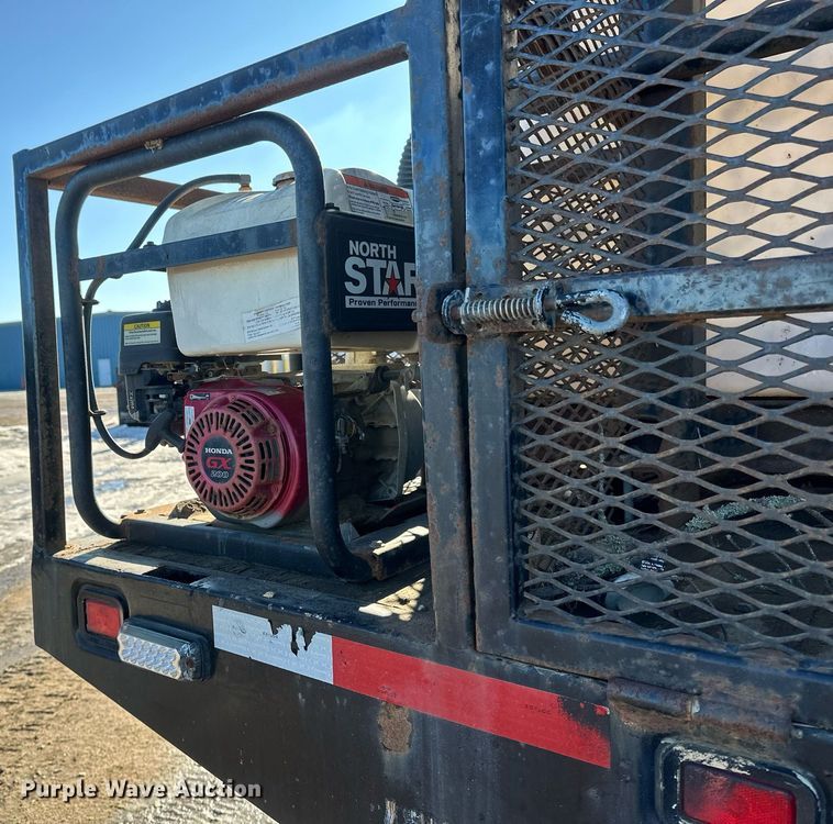 image for item DV0613 2007 Freightliner  Cascadia flatbed truck with mud mixing system