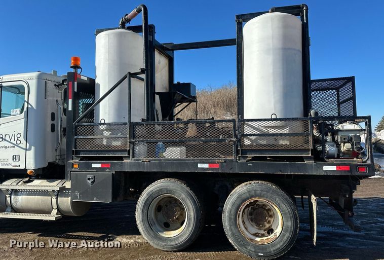 image for item DV0613 2007 Freightliner  Cascadia flatbed truck with mud mixing system