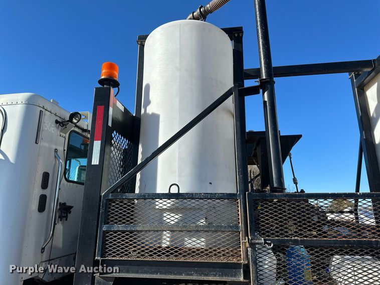 image for item DV0613 2007 Freightliner  Cascadia flatbed truck with mud mixing system