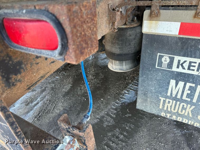 image for item DV0613 2007 Freightliner  Cascadia flatbed truck with mud mixing system