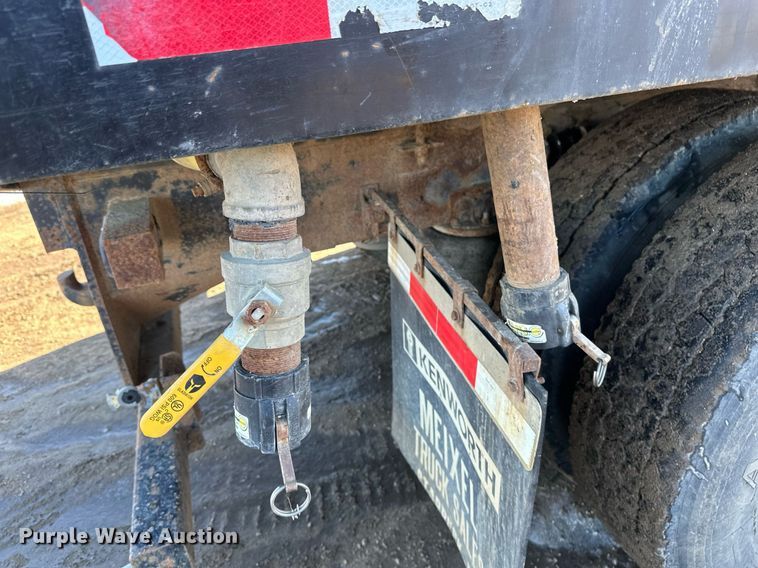 image for item DV0613 2007 Freightliner  Cascadia flatbed truck with mud mixing system