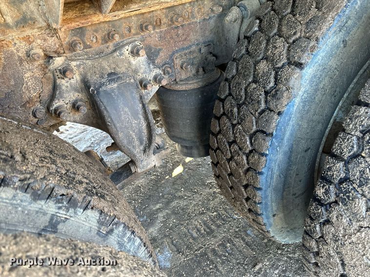 image for item DV0613 2007 Freightliner  Cascadia flatbed truck with mud mixing system