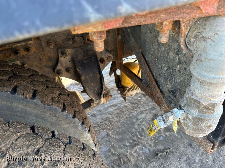 image for item DV0613 2007 Freightliner  Cascadia flatbed truck with mud mixing system