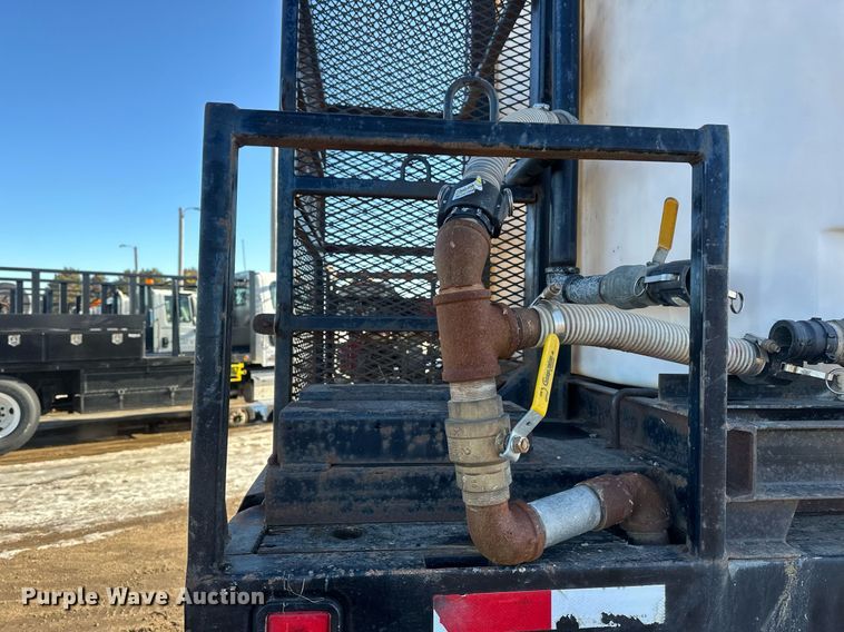 image for item DV0613 2007 Freightliner  Cascadia flatbed truck with mud mixing system