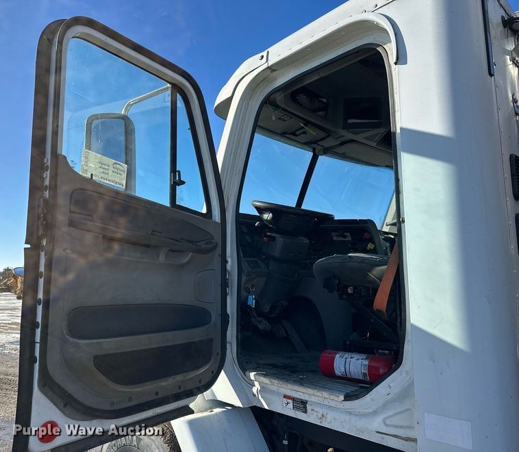 image for item DV0613 2007 Freightliner  Cascadia flatbed truck with mud mixing system