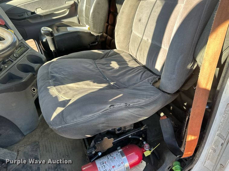 image for item DV0613 2007 Freightliner  Cascadia flatbed truck with mud mixing system