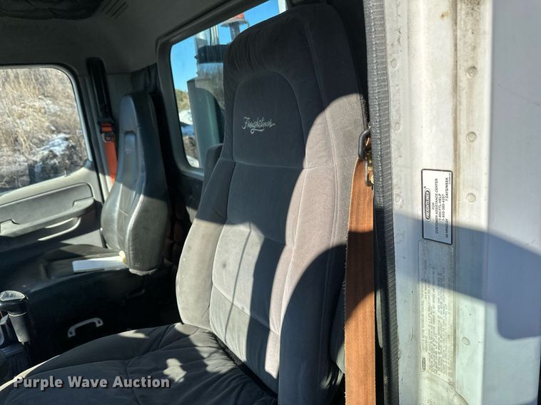 image for item DV0613 2007 Freightliner  Cascadia flatbed truck with mud mixing system