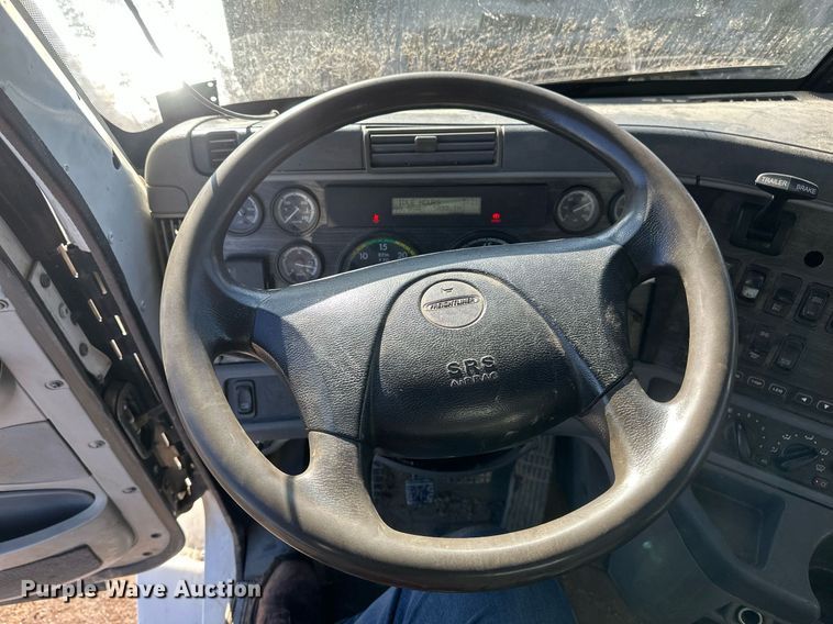 image for item DV0613 2007 Freightliner  Cascadia flatbed truck with mud mixing system