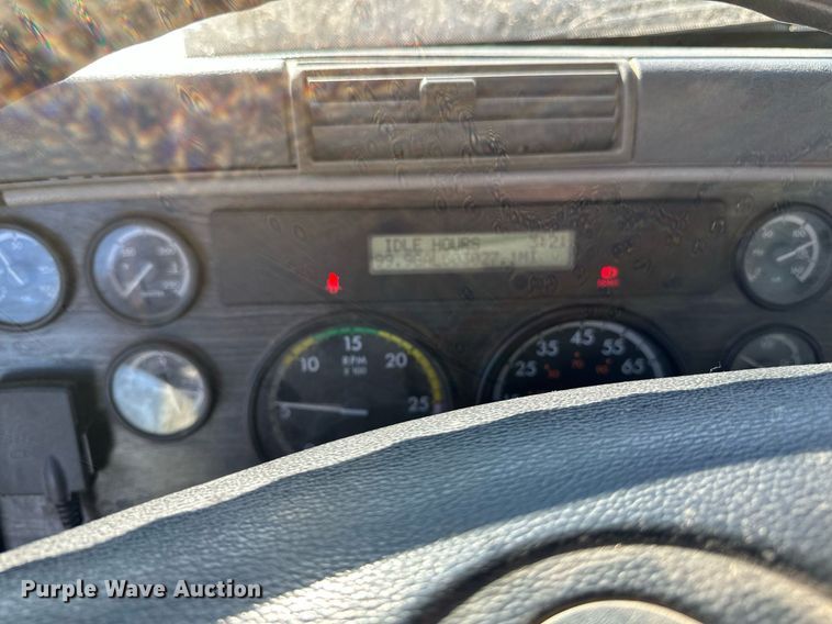 image for item DV0613 2007 Freightliner  Cascadia flatbed truck with mud mixing system