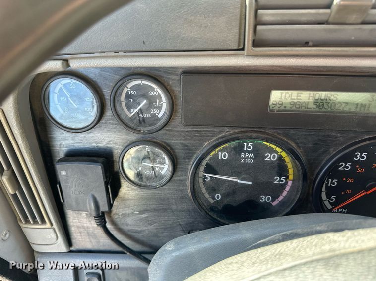 image for item DV0613 2007 Freightliner  Cascadia flatbed truck with mud mixing system