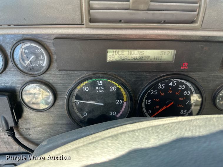 image for item DV0613 2007 Freightliner  Cascadia flatbed truck with mud mixing system