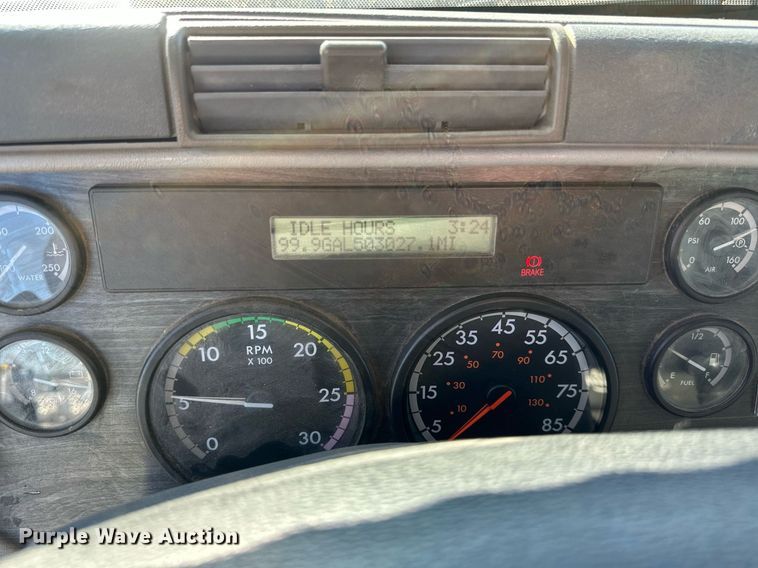 image for item DV0613 2007 Freightliner  Cascadia flatbed truck with mud mixing system