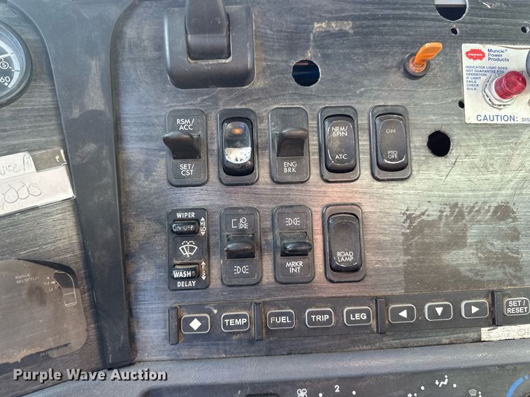 image for item DV0613 2007 Freightliner  Cascadia flatbed truck with mud mixing system