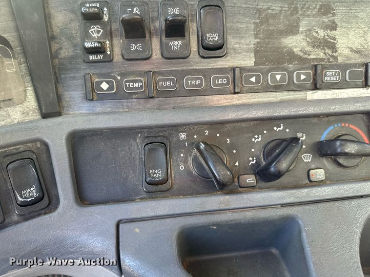 image for item DV0613 2007 Freightliner  Cascadia flatbed truck with mud mixing system