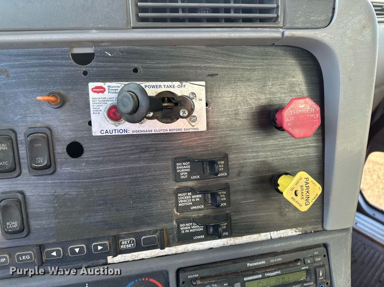 image for item DV0613 2007 Freightliner  Cascadia flatbed truck with mud mixing system