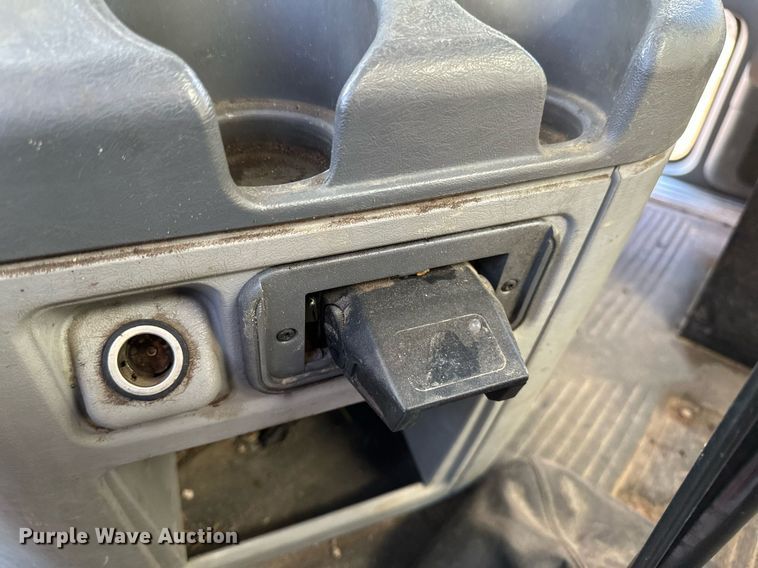 image for item DV0613 2007 Freightliner  Cascadia flatbed truck with mud mixing system