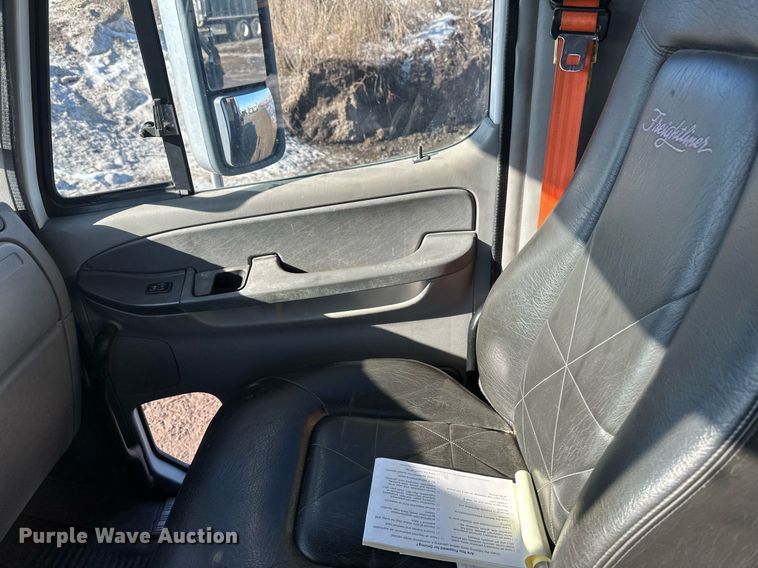 image for item DV0613 2007 Freightliner  Cascadia flatbed truck with mud mixing system