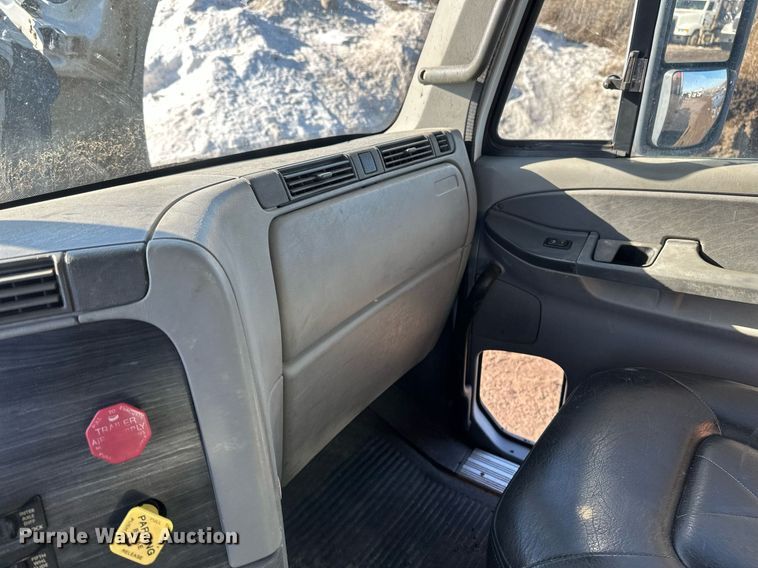 image for item DV0613 2007 Freightliner  Cascadia flatbed truck with mud mixing system