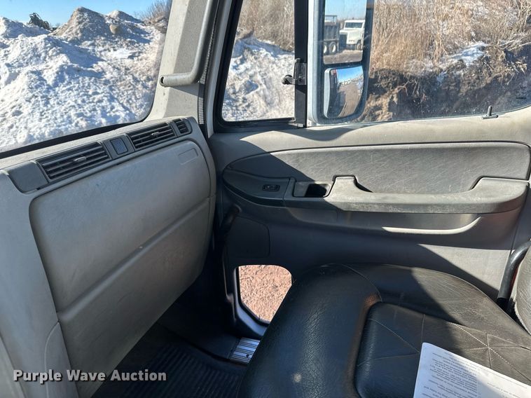 image for item DV0613 2007 Freightliner  Cascadia flatbed truck with mud mixing system