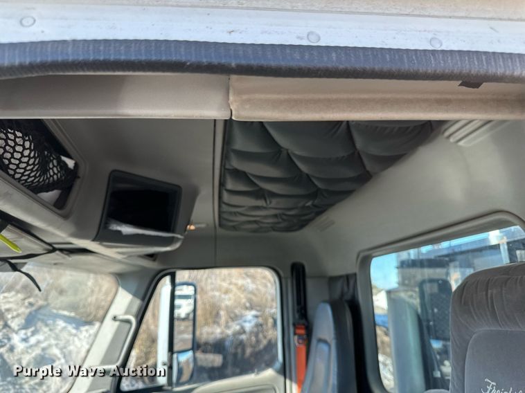 image for item DV0613 2007 Freightliner  Cascadia flatbed truck with mud mixing system