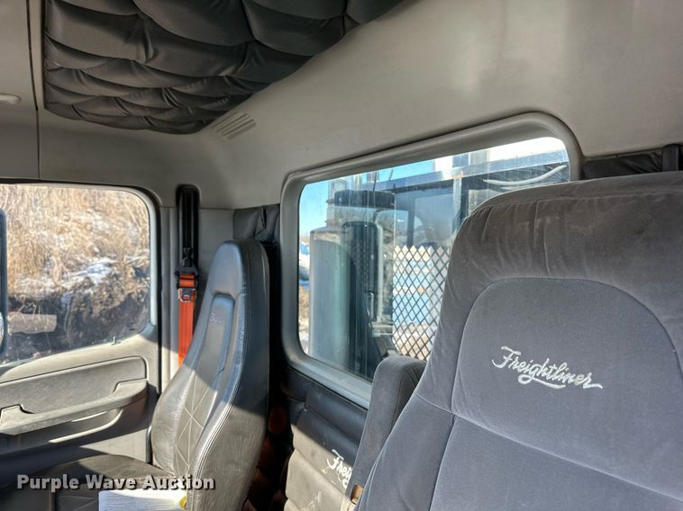 image for item DV0613 2007 Freightliner  Cascadia flatbed truck with mud mixing system