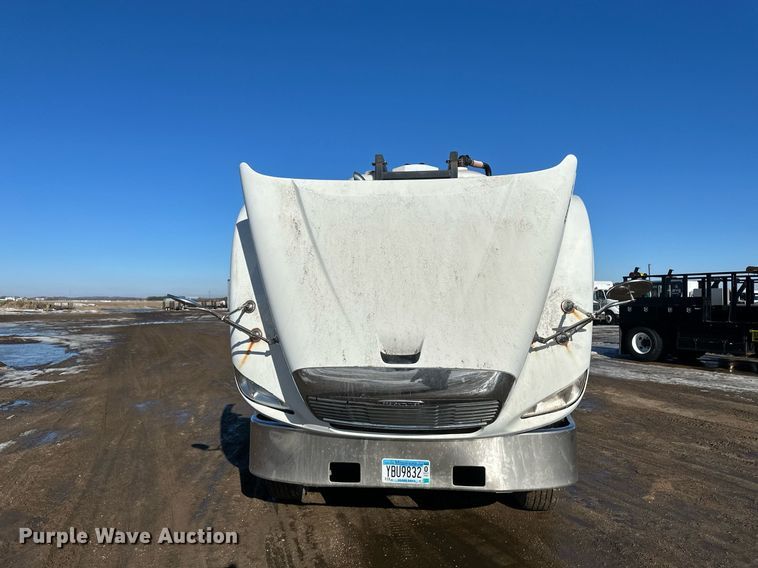 image for item DV0613 2007 Freightliner  Cascadia flatbed truck with mud mixing system