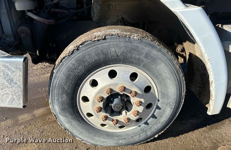 image for item DV0613 2007 Freightliner  Cascadia flatbed truck with mud mixing system