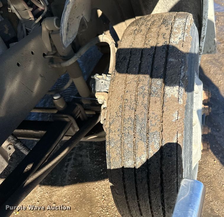 image for item DV0613 2007 Freightliner  Cascadia flatbed truck with mud mixing system