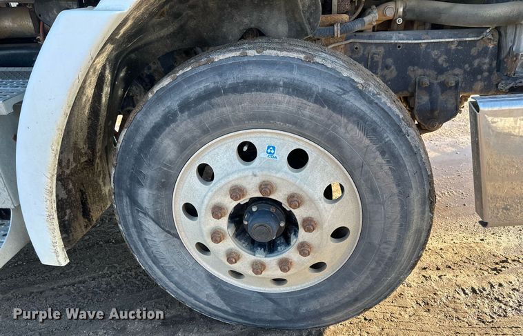 image for item DV0613 2007 Freightliner  Cascadia flatbed truck with mud mixing system