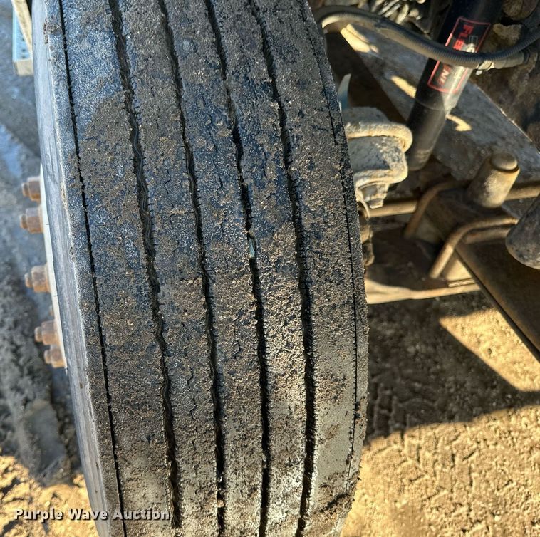 image for item DV0613 2007 Freightliner  Cascadia flatbed truck with mud mixing system