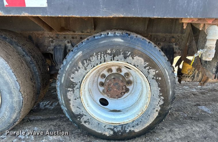 image for item DV0613 2007 Freightliner  Cascadia flatbed truck with mud mixing system