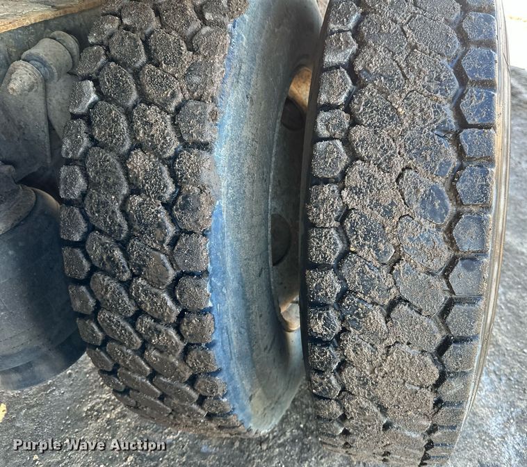 image for item DV0613 2007 Freightliner  Cascadia flatbed truck with mud mixing system