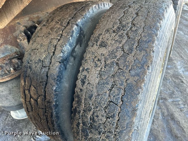 image for item DV0613 2007 Freightliner  Cascadia flatbed truck with mud mixing system