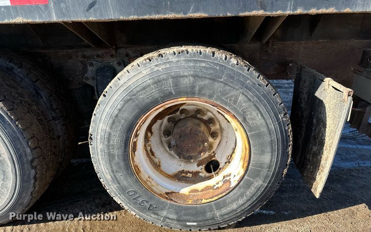 image for item DV0613 2007 Freightliner  Cascadia flatbed truck with mud mixing system