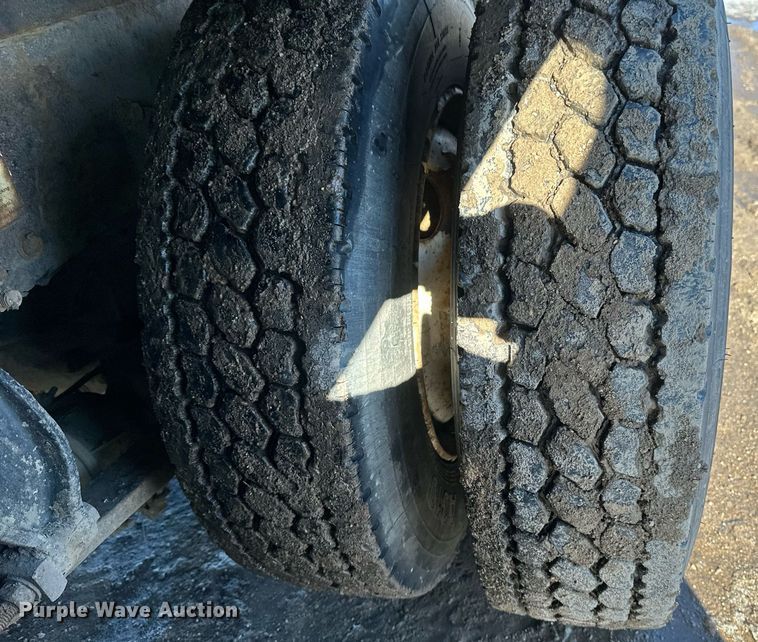 image for item DV0613 2007 Freightliner  Cascadia flatbed truck with mud mixing system