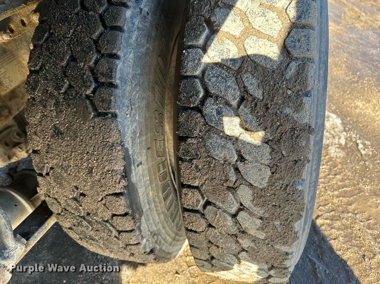 image for item DV0613 2007 Freightliner  Cascadia flatbed truck with mud mixing system