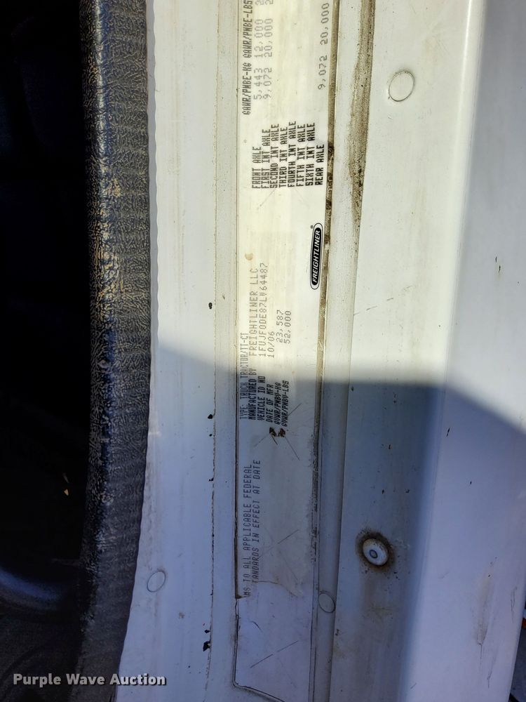 image for item DV0613 2007 Freightliner  Cascadia flatbed truck with mud mixing system