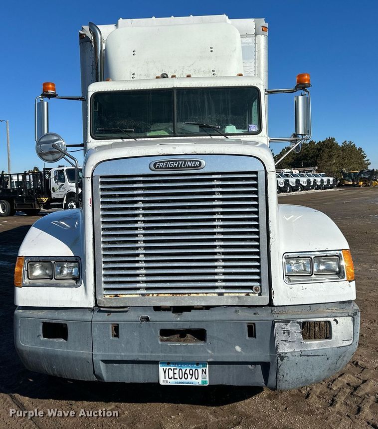 image for item DV0614 2000 Freightliner  FLD120 box truck