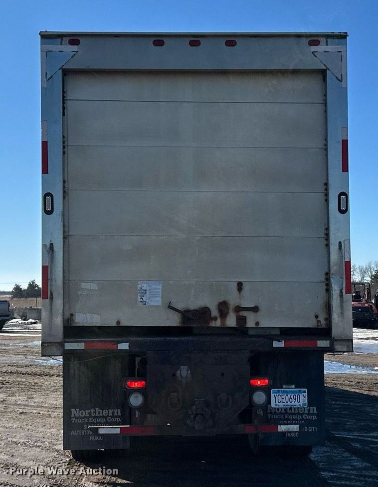 image for item DV0614 2000 Freightliner  FLD120 box truck