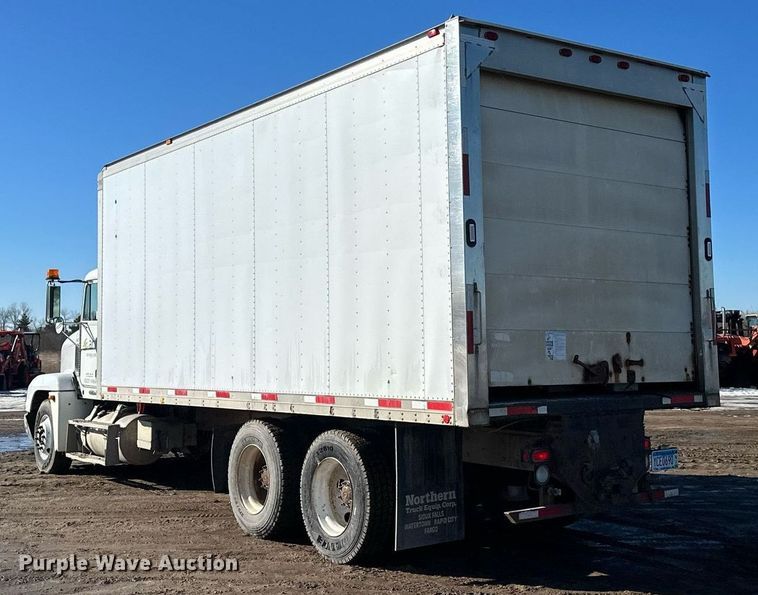 image for item DV0614 2000 Freightliner  FLD120 box truck