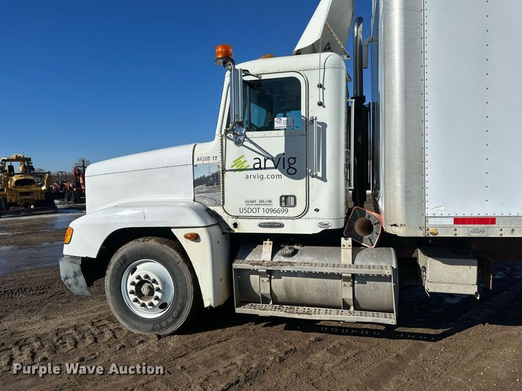 image for item DV0614 2000 Freightliner  FLD120 box truck