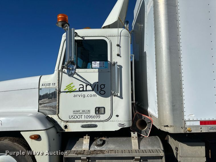 image for item DV0614 2000 Freightliner  FLD120 box truck