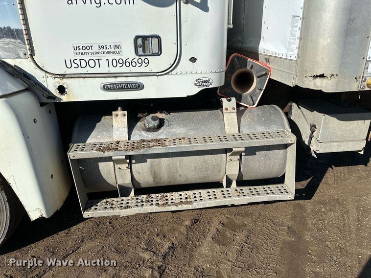 image for item DV0614 2000 Freightliner  FLD120 box truck