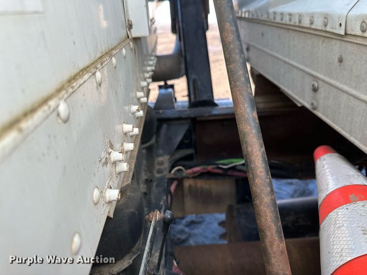 image for item DV0614 2000 Freightliner  FLD120 box truck